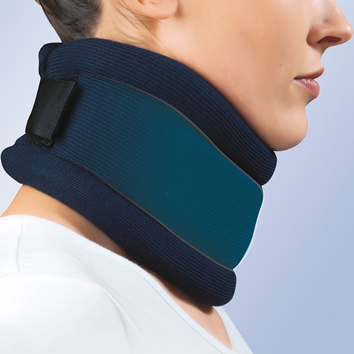 SEMI-RIGID COLLAR IN POLYURETHANE FOAM WITH POLYETHYLENE REINFORCEMENT