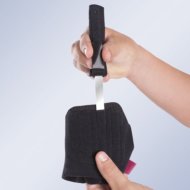 GLOVE SPLINT FOR THE IMMOBILISATION OF THE METACARPOPHALANGEAL AND INTERPHALANGEAL JOINTS OF THE HAND AND FINGERS IN EXTENSION OR FLEXION
